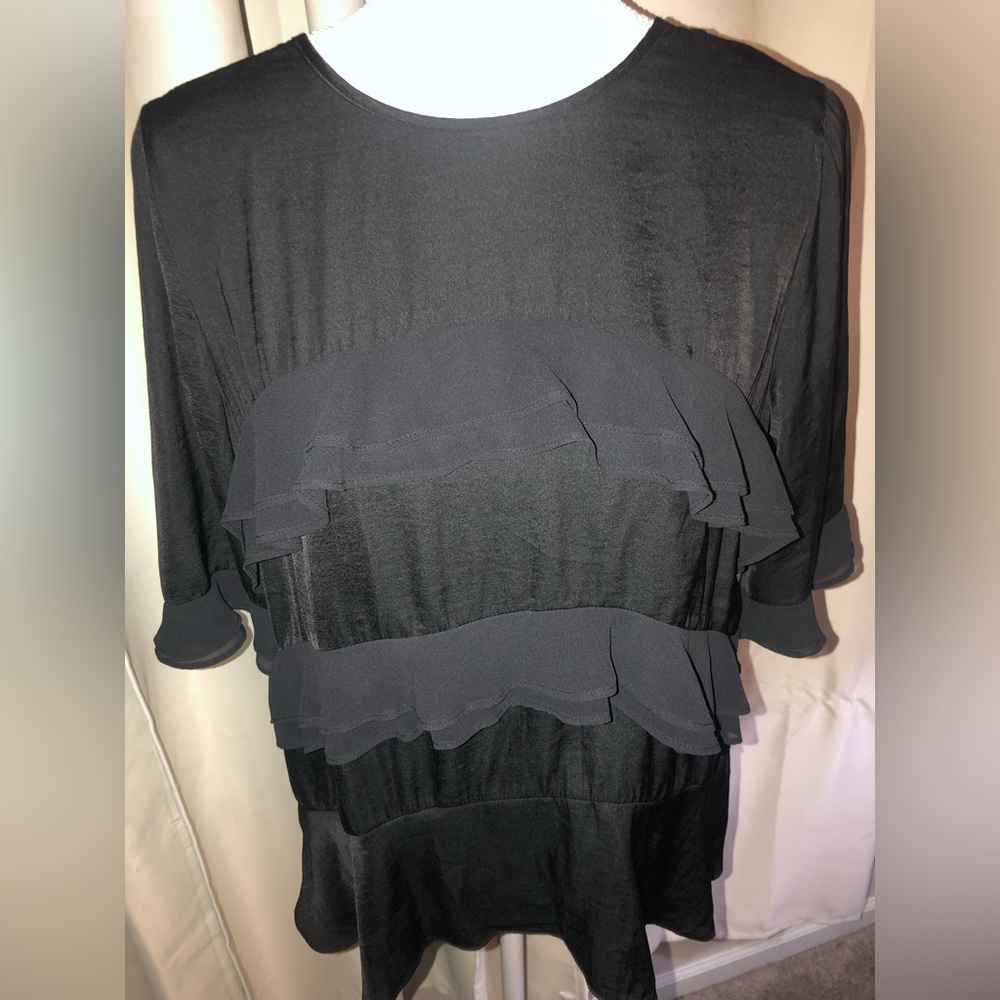 WHOWHATWEAR SZ. M Black short sleeve top